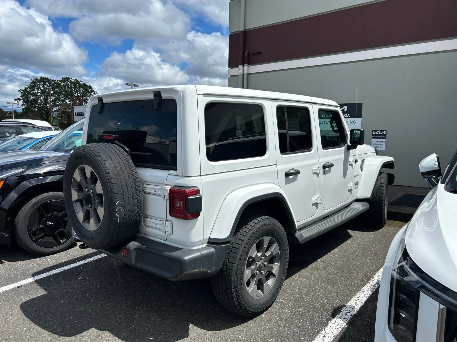Used 2019 White Jeep Unlimited Sahara image 3