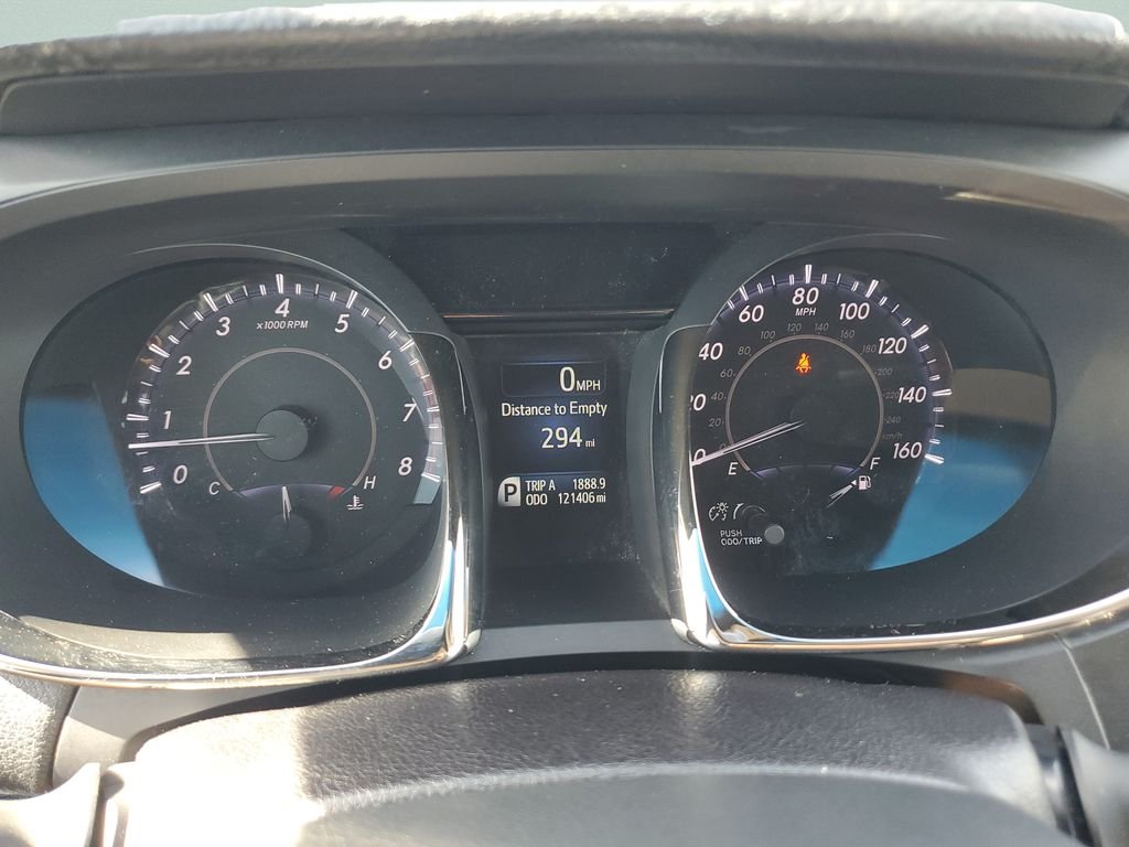 Used 2014 Silver Toyota XLE image 21