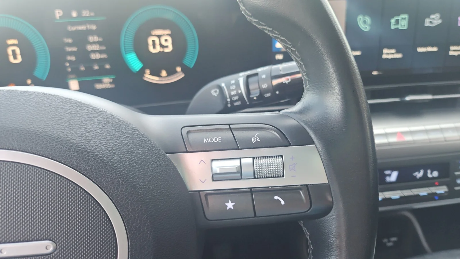Used 2025 Blue Hyundai SEL AWD image 18