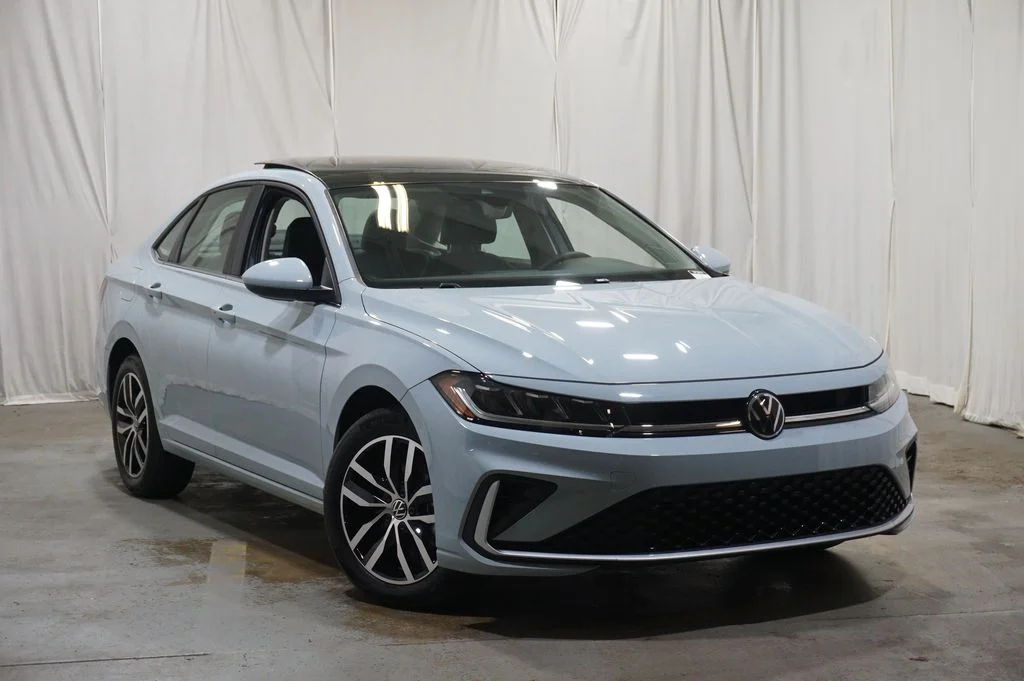 Certified Used 2025 Gray Volkswagen 1.5T SE image 2