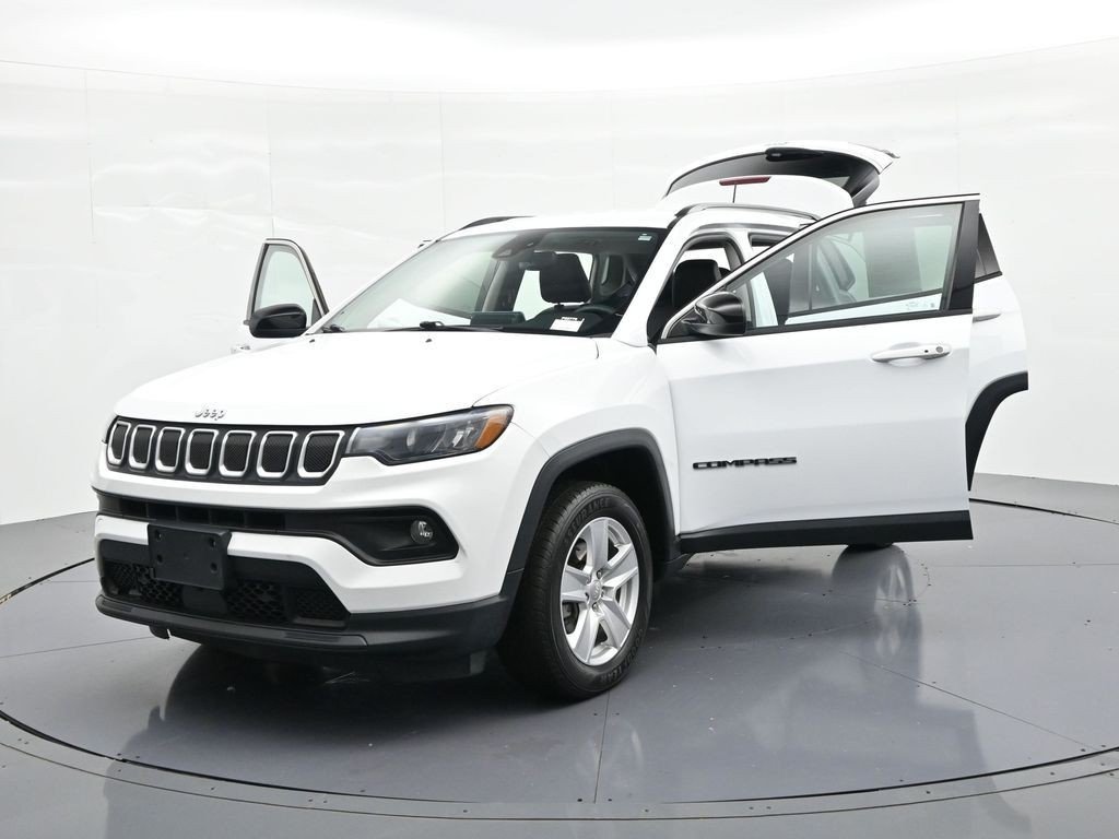 Used 2022 Bright White Clearcoat Jeep Latitude image 25