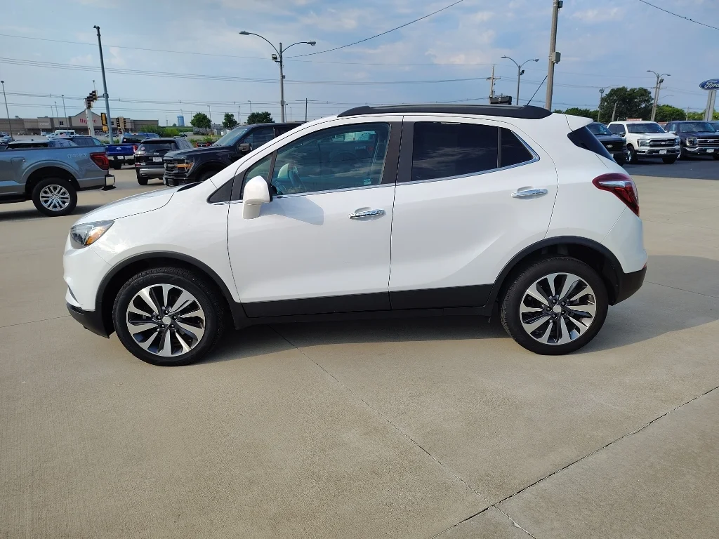 Used 2021 Summit White Buick Preferred image 6