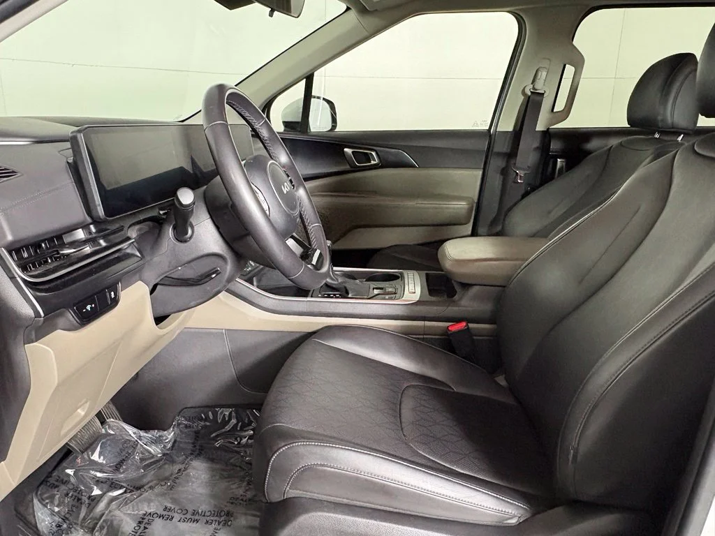 Used 2025 White Kia LXS image 20
