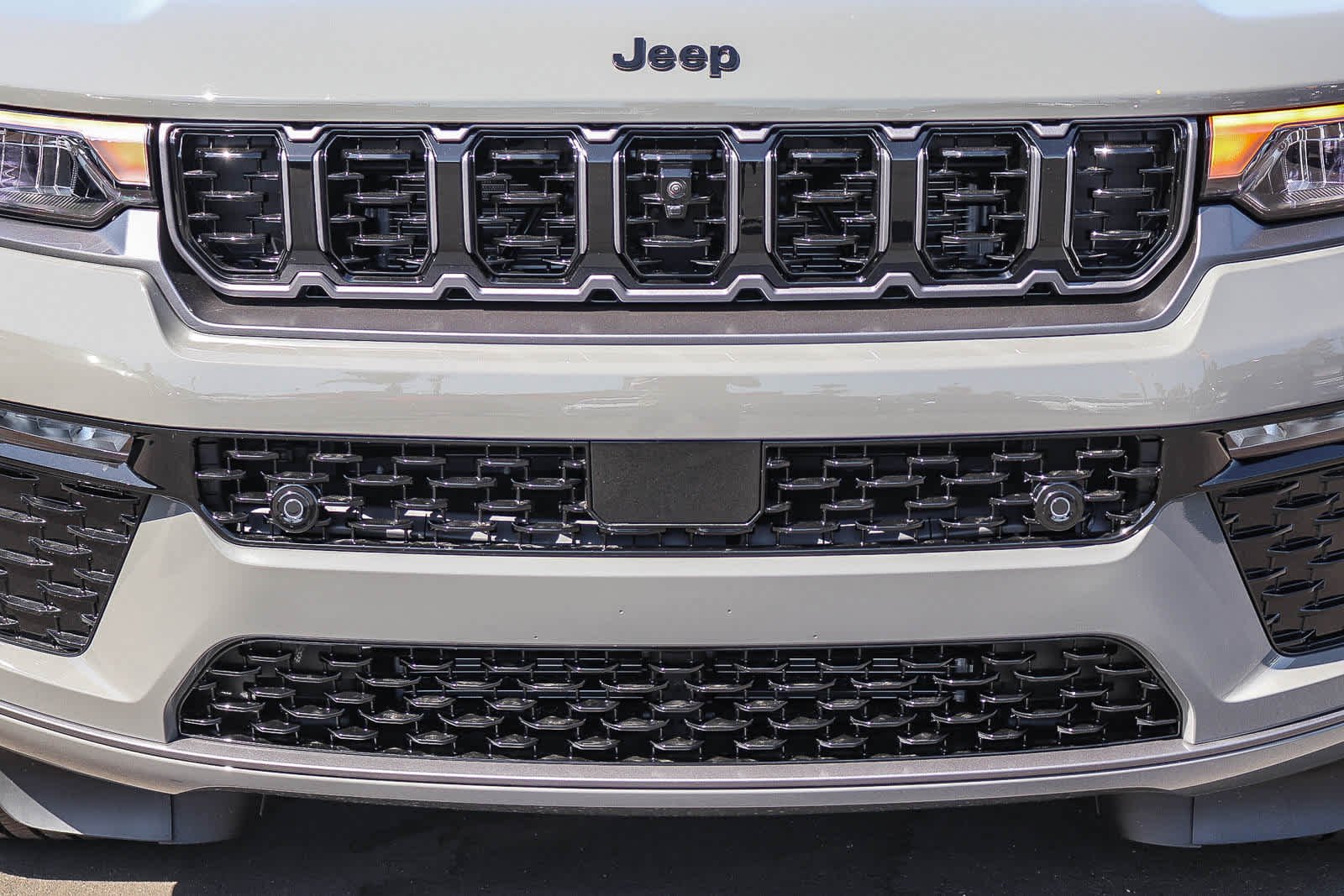 New 2027 Sting-Gray Clear-Coat Paint Jeep Limited Reserve image 9