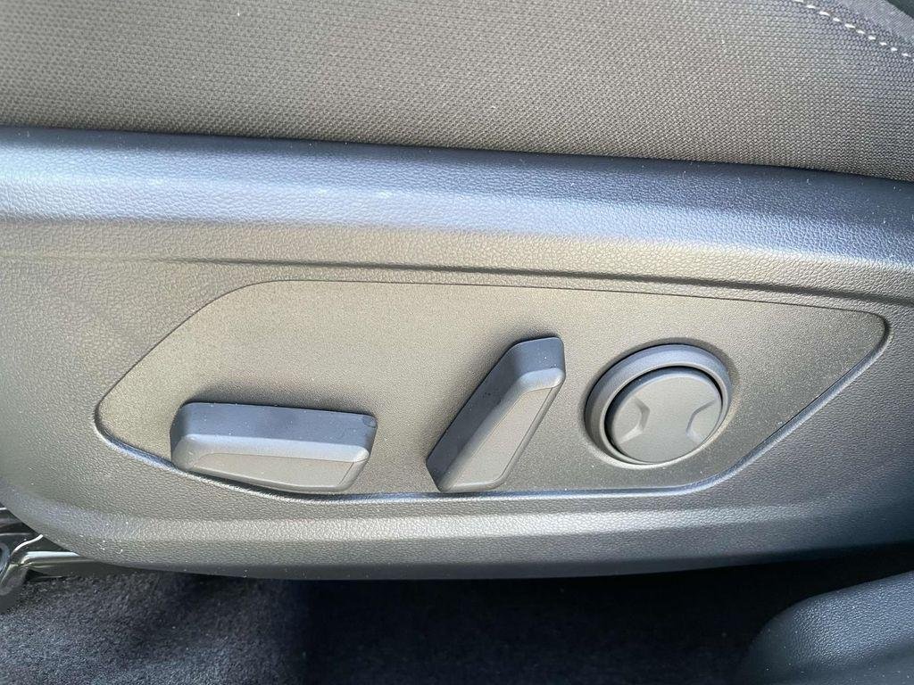 New 2025 White Hyundai SEL AWD image 17