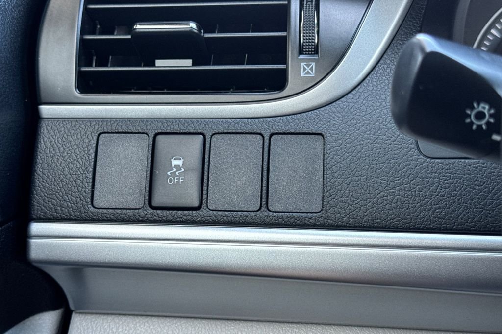 Used 2014 Silver Toyota LE image 30