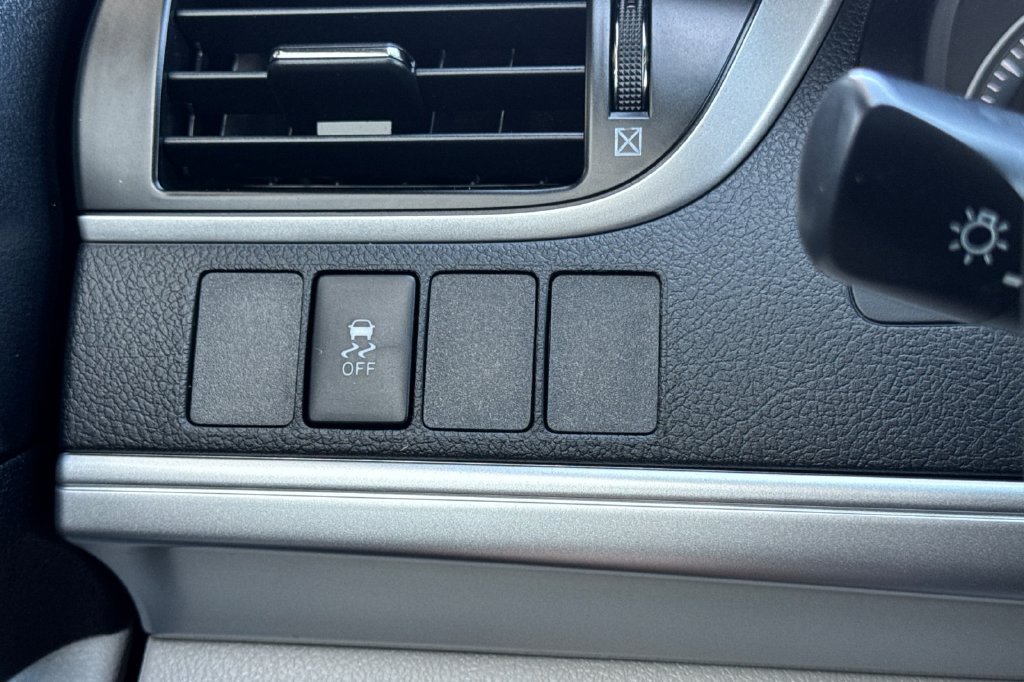 Used 2014 Silver Toyota LE image 30