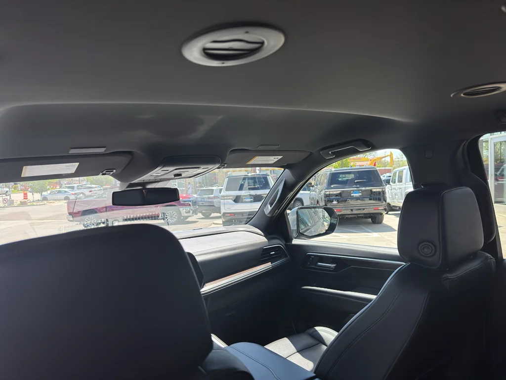 Used 2025 Gray Chevrolet Z71 image 21