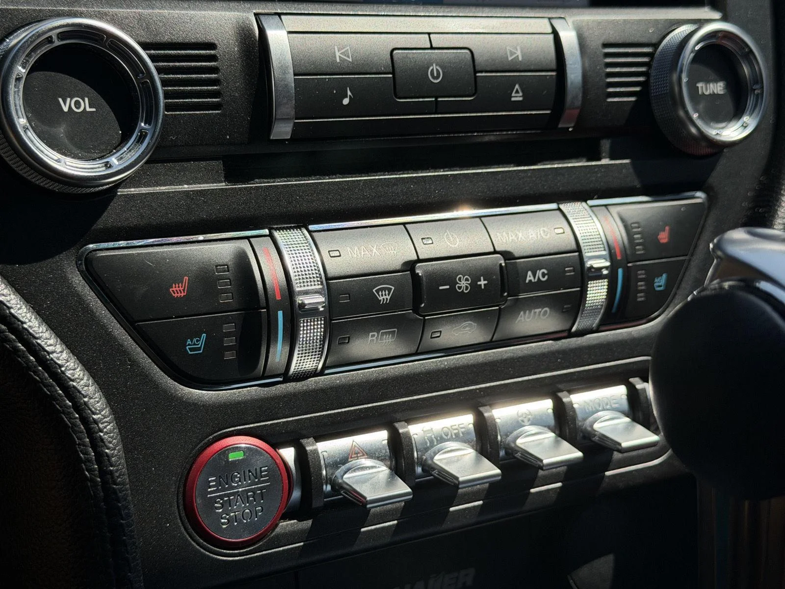 Used 2018 Oxford White Ford GT Premium image 8
