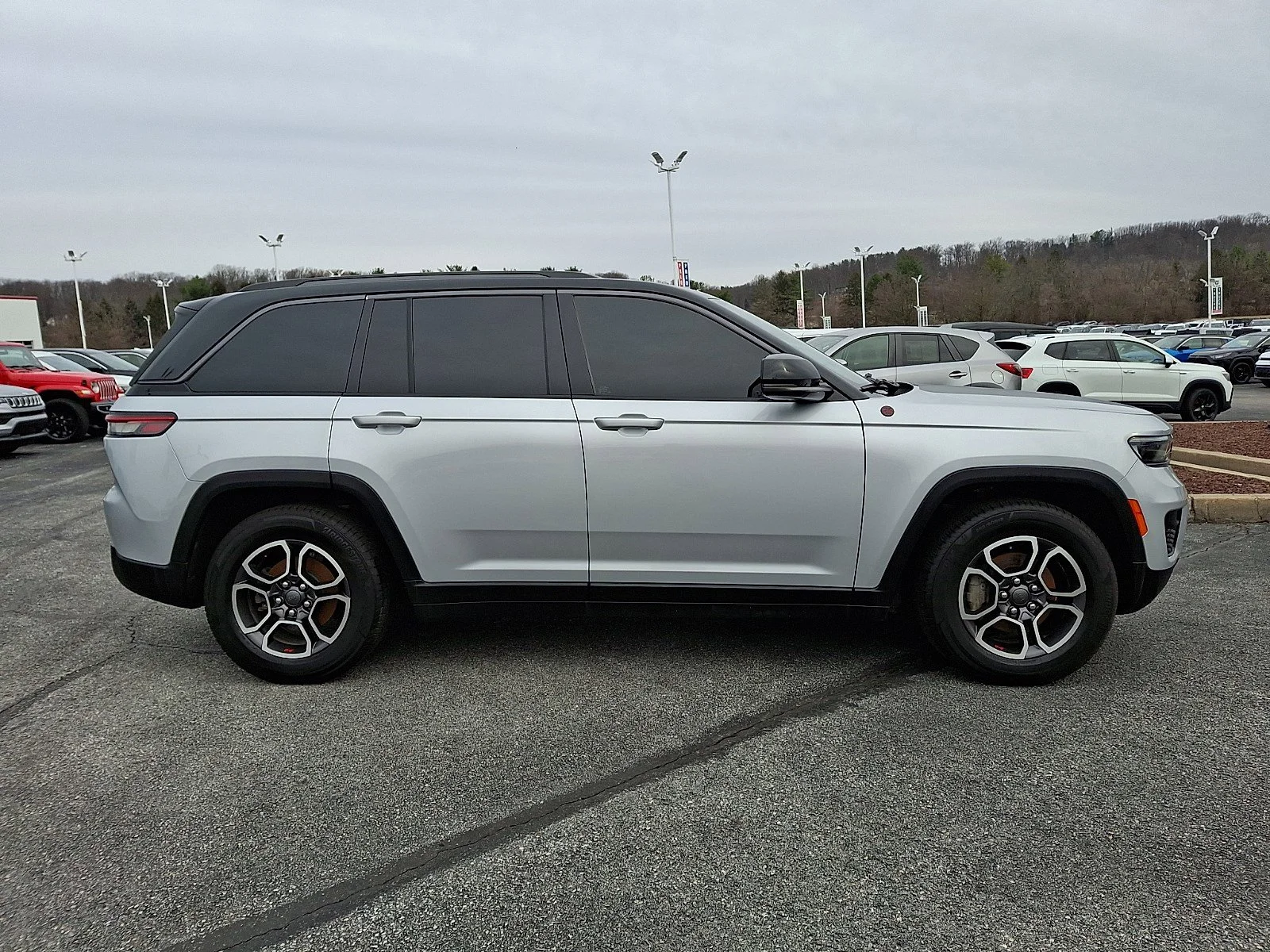 Used 2022 Silver Zynith Jeep Trailhawk image 8