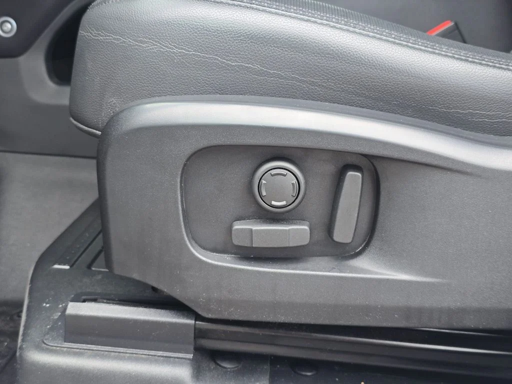 Used 2023 Fuji White Land Rover X-Dynamic SE image 30
