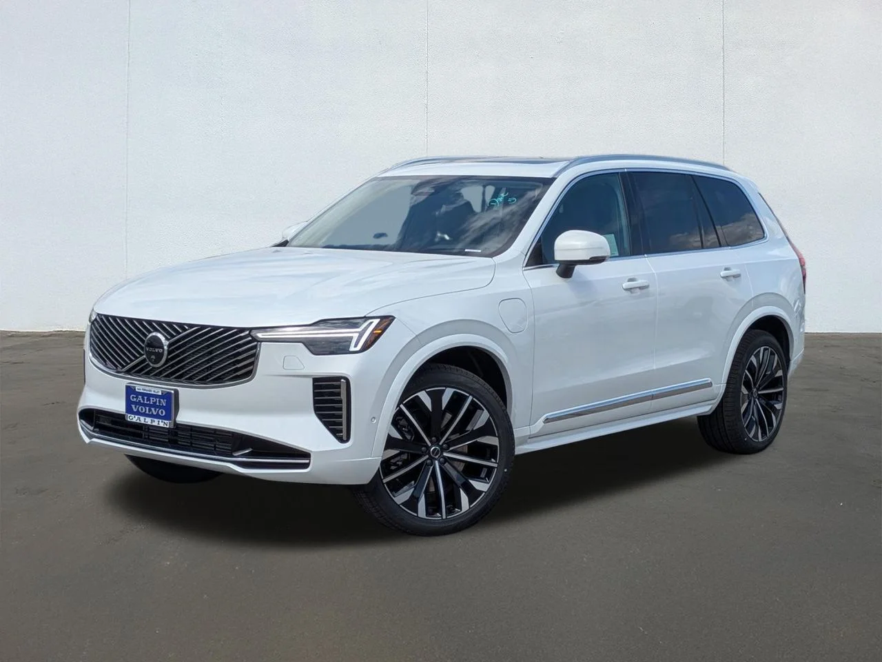 2026 Volvo XC90 T8 Recharge Ultra Bright 4WD's photo