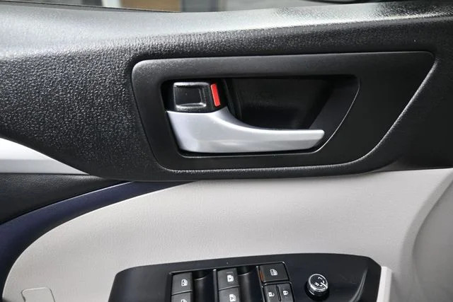 Used 2017 Silver Toyota XLE image 27