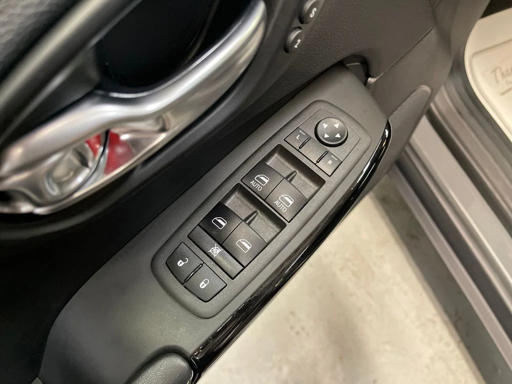 Used 2023 Gray Jeep Altitude image 16