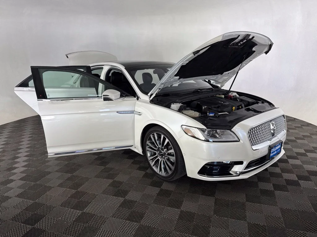 Used 2018 White Lincoln Select image 13