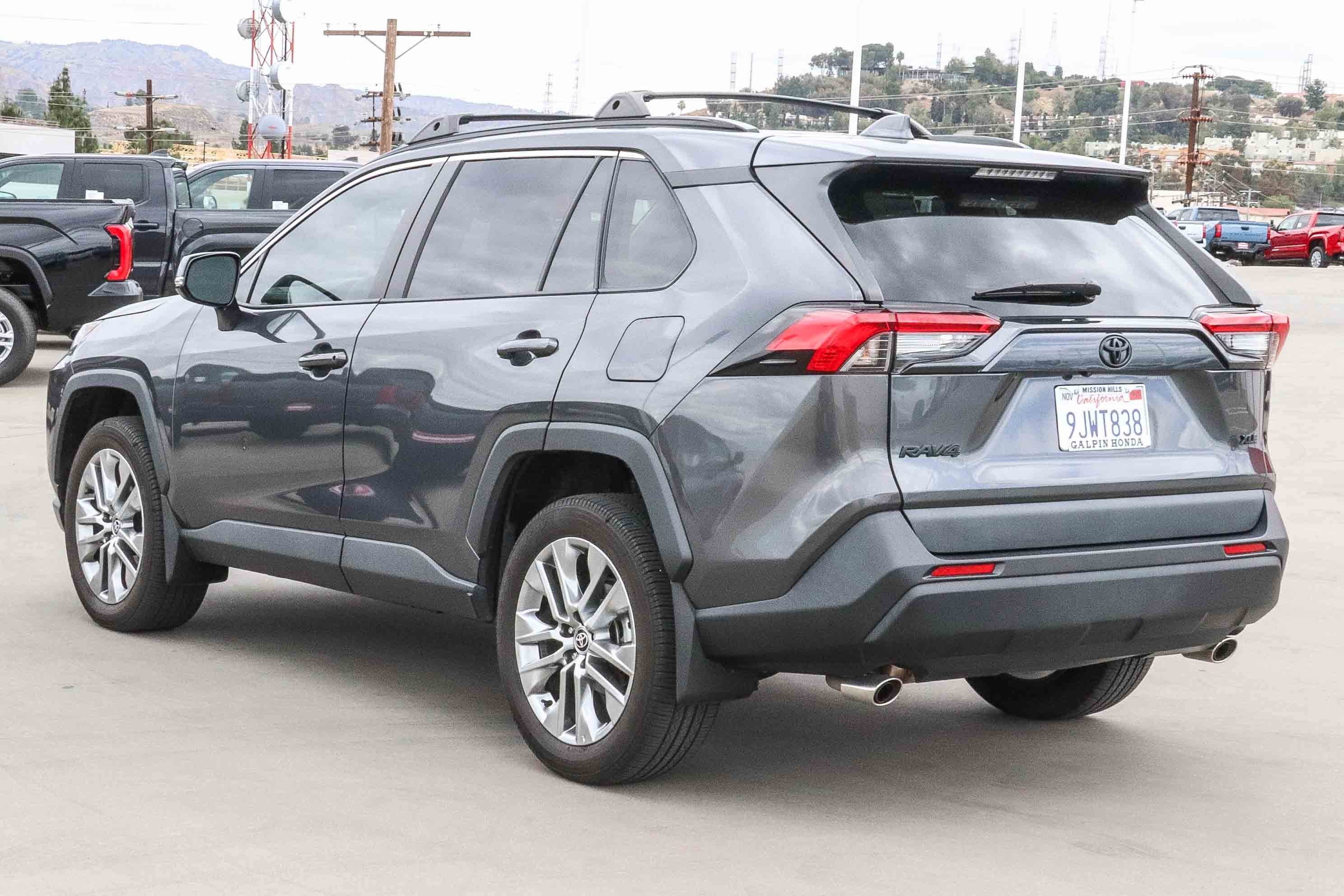 Used 2024 Magnetic Gray Metallic Toyota XLE Premium image 4