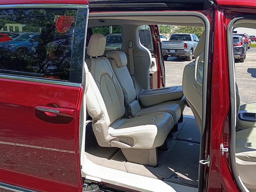 Used 2020 Velvet Red Pearl Coat Chrysler Launch Edition image 15
