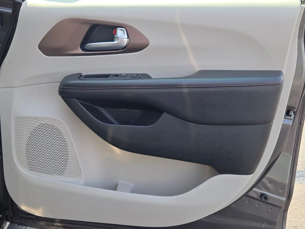 Used 2018 Gray Chrysler Touring L Plus image 8
