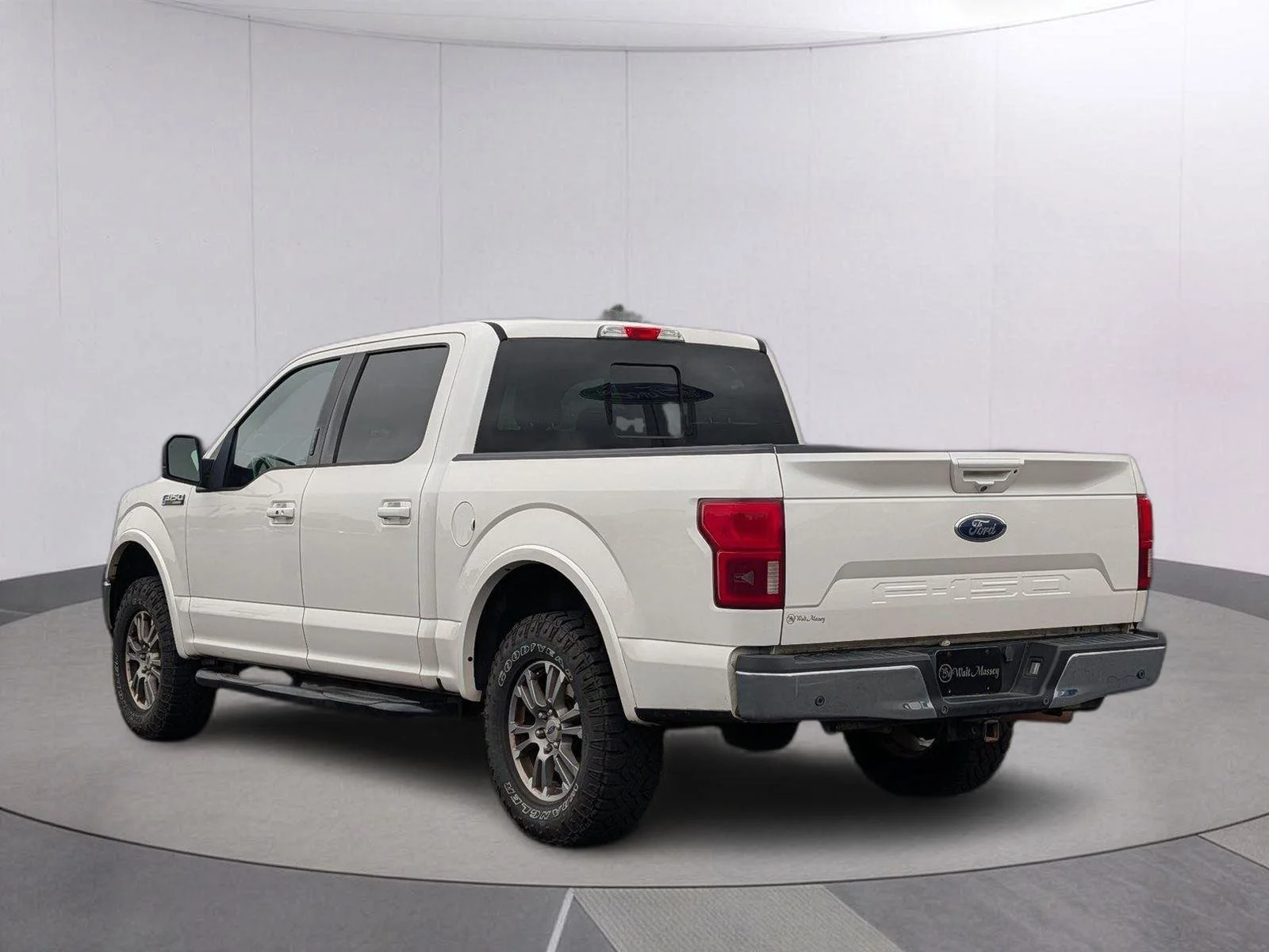 Used 2018 White Platinum Metallic Tri-Coat Ford LARIAT image 3