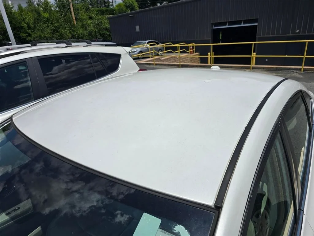 Used 2013 White Nissan SL image 18
