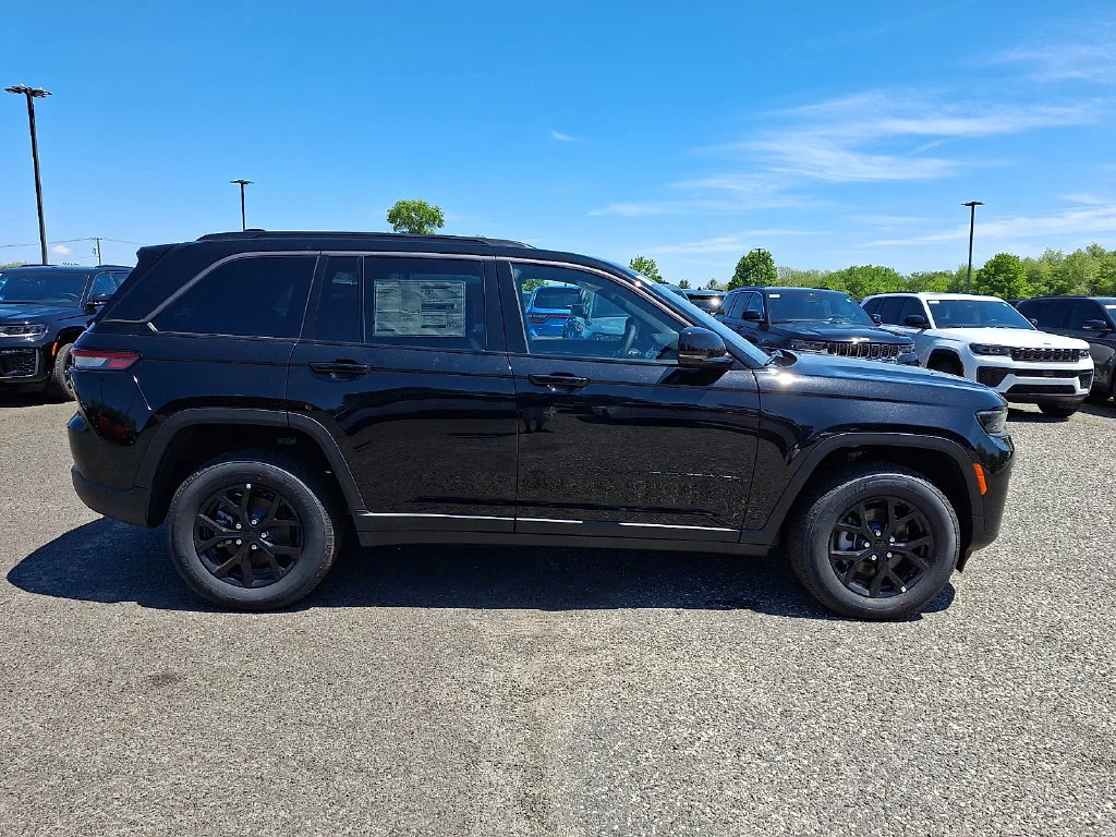 New 2026 Diamond Black Crystal Pearl-Coat Exterior Paint Jeep Laredo Altitude image 9