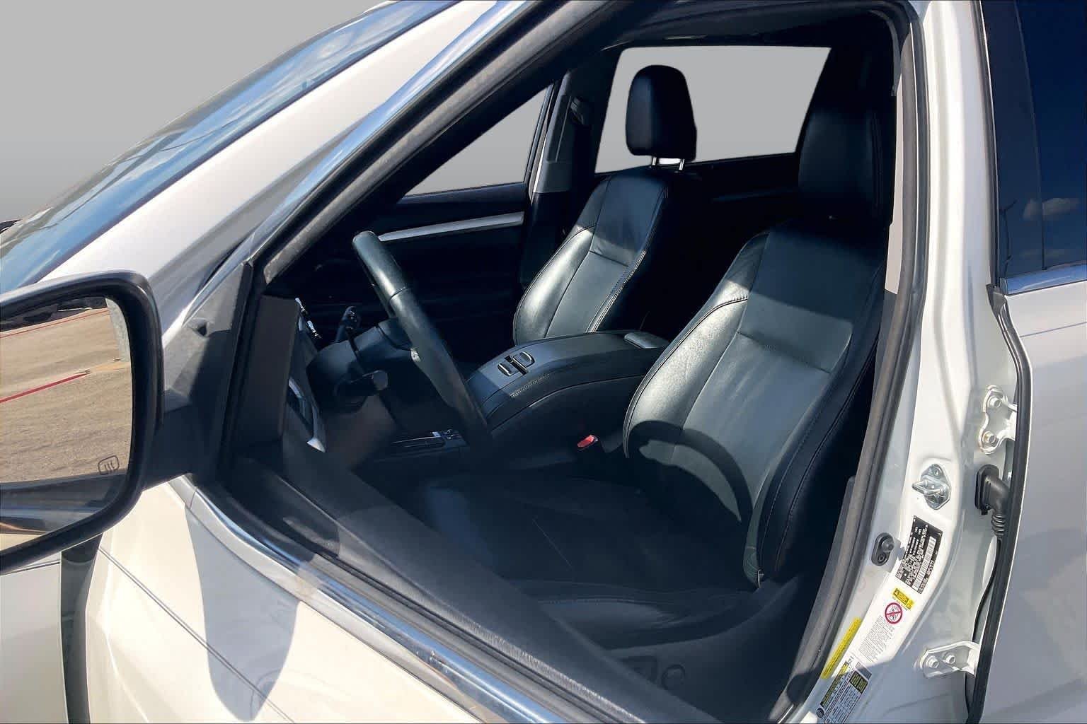 Used 2016 Blizzard Pearl Toyota XLE image 9