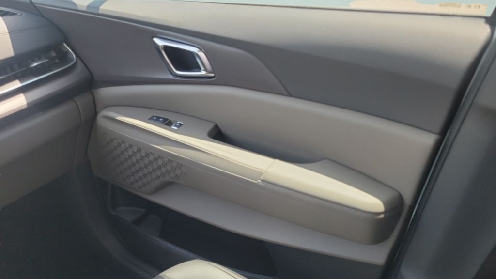 New 2026 Snow White Pearl Kia EX image 13