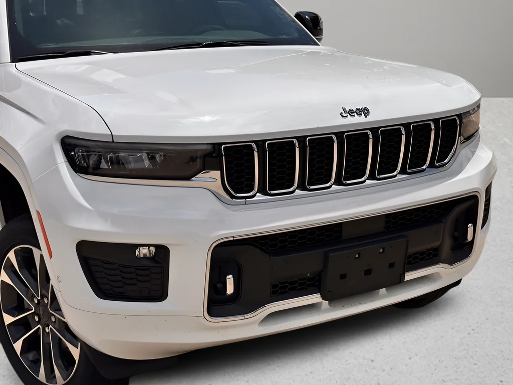 Used 2023 White/off-white Jeep Overland image 29