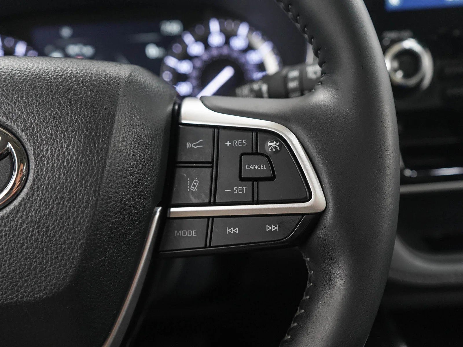 Used 2022 Red Toyota Platinum image 27