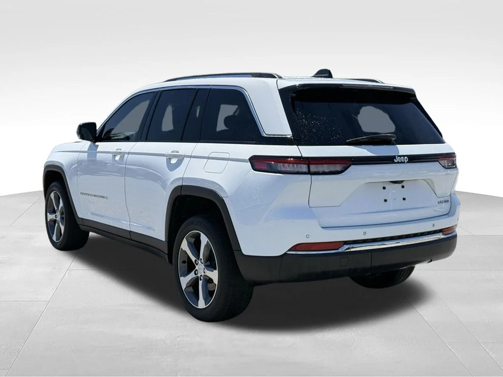 Used 2023 White/off-white Jeep Limited image 3