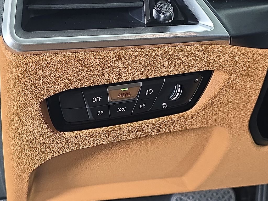 2025 BMW 3 Series 330i - Photo 13