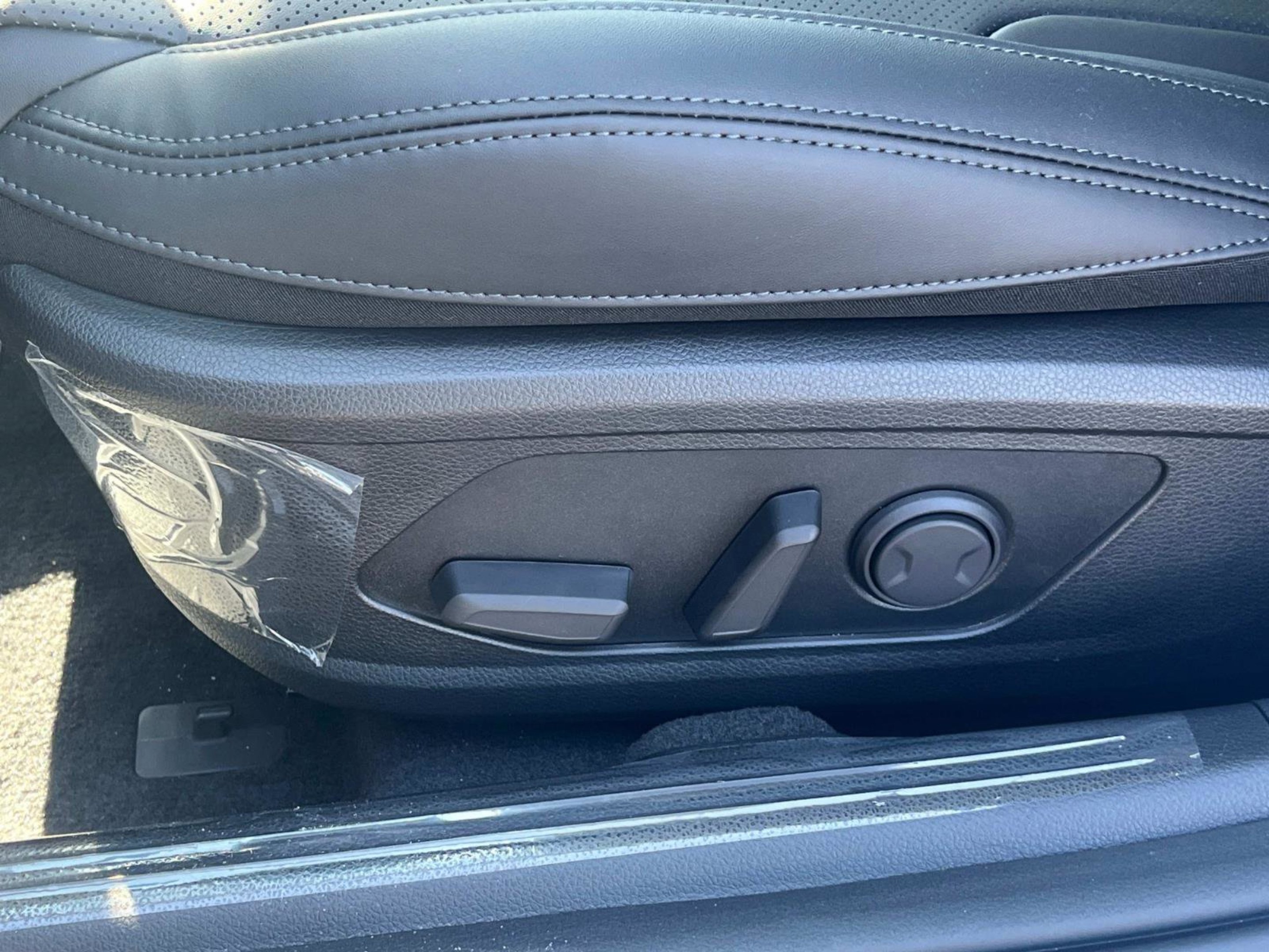 New 2026 Snow White Pearl Kia EX image 22