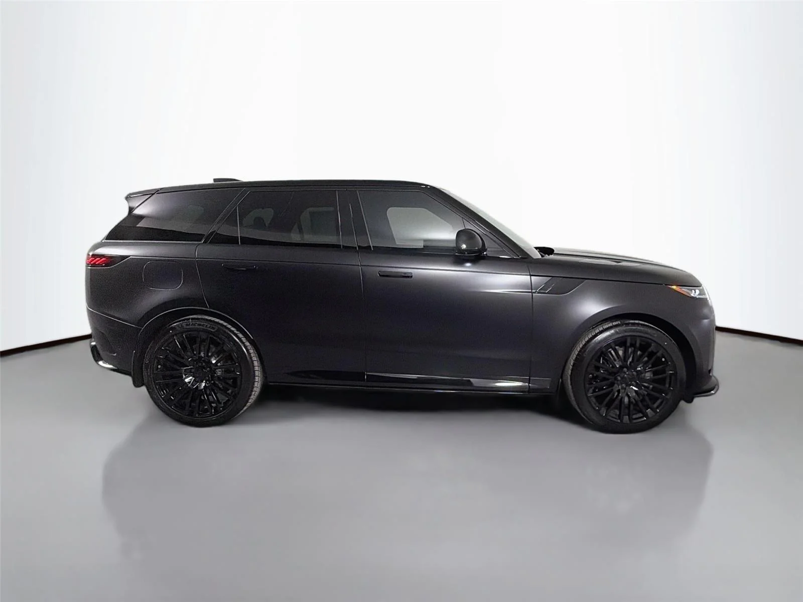 New 2026 Narvik Black #2 Land Rover SV Black V8 P635 image 4