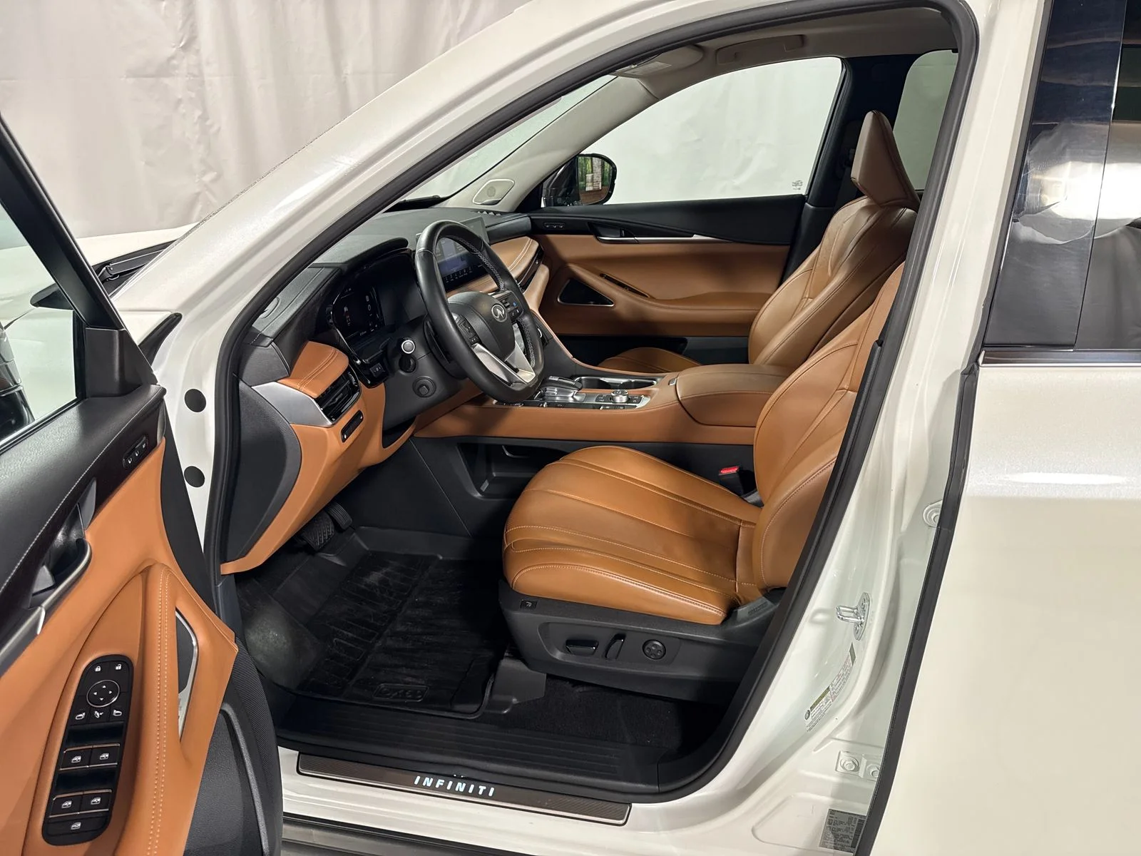 Used 2022 White INFINITI Sensory image 3