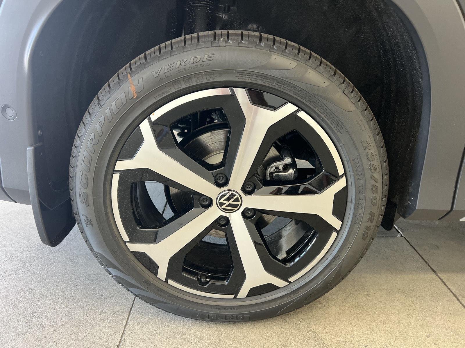New 2026 deep black pearl Volkswagen SE image 9