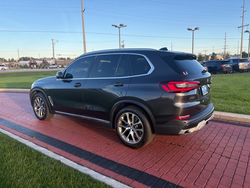 Used 2021 Dark Graphite Metallic BMW sDrive40i image 4