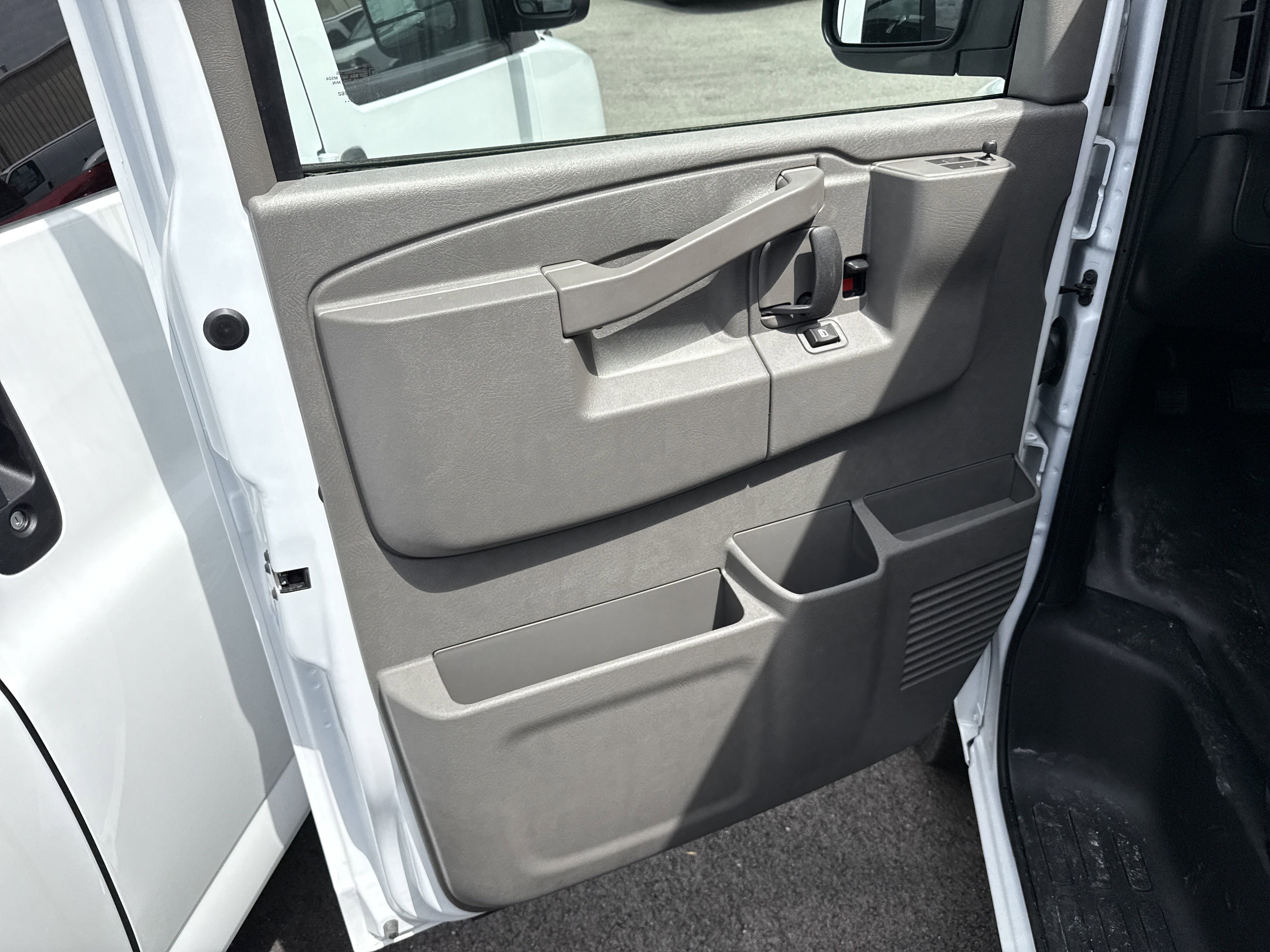 2025 Chevrolet Express Cargo Work Van - Photo 8