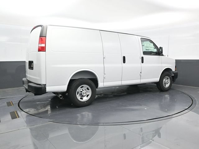 New 2025 Summit White Chevrolet WT image 7