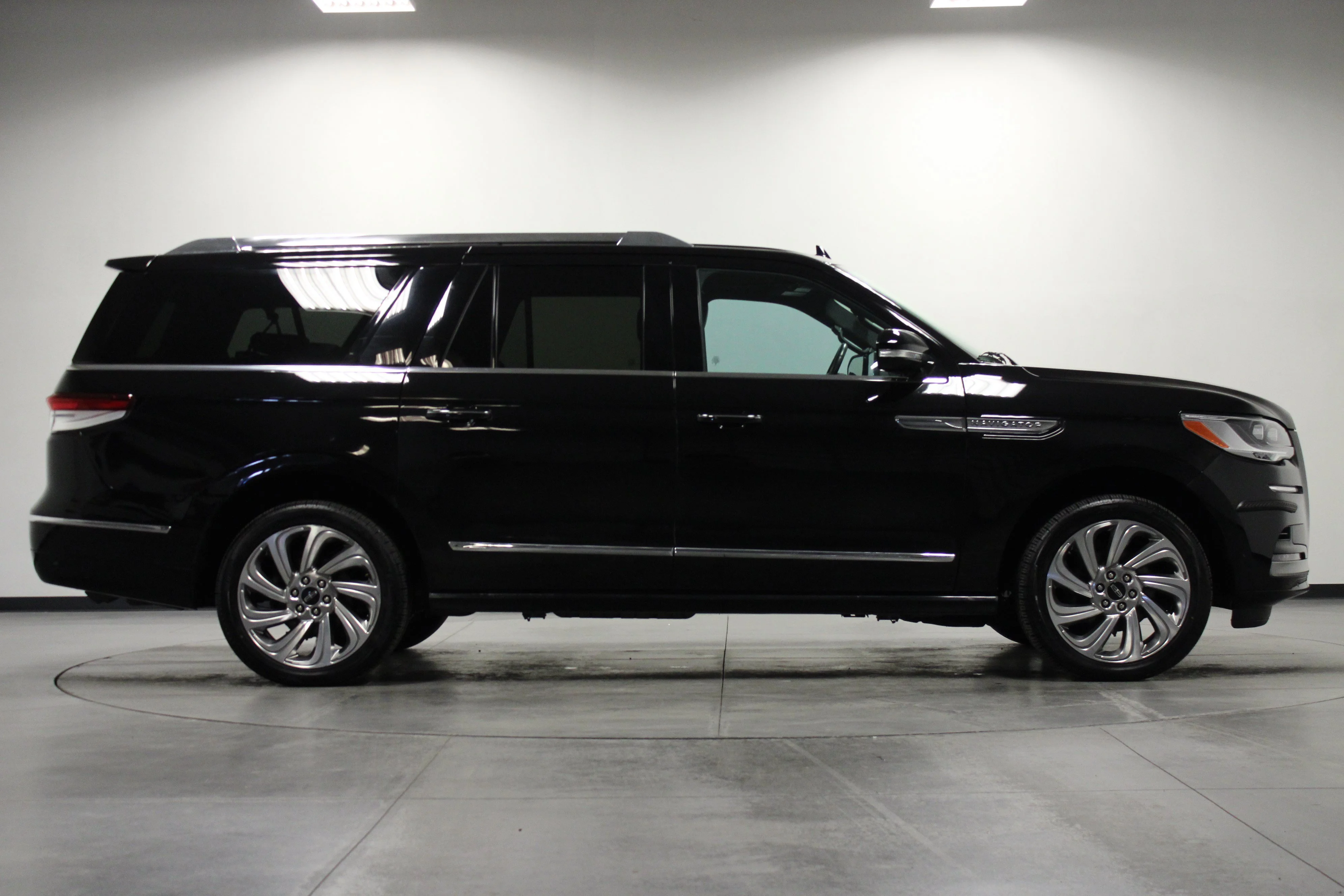 Used 2024 Black Metallic Lincoln Premiere image 3