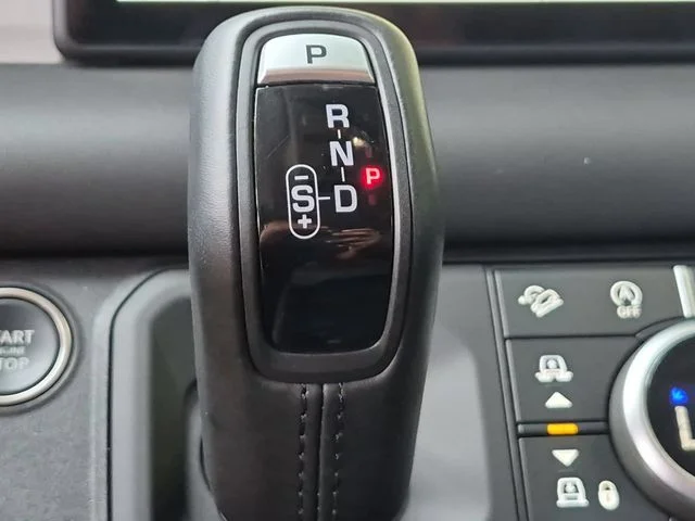 Used 2024  Land Rover SE image 26