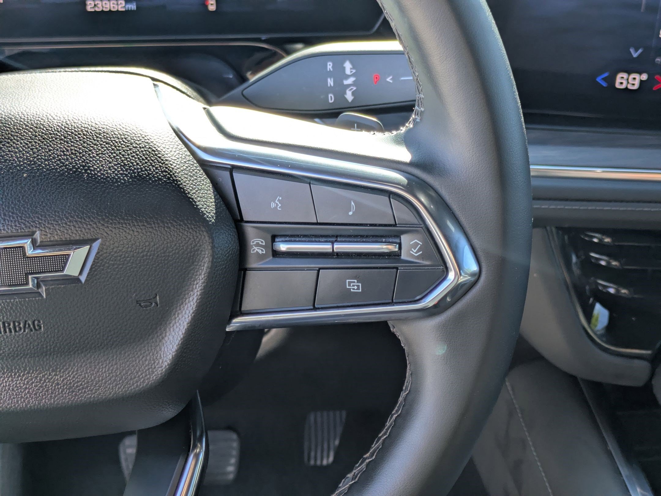 Used 2025 Iridescent Pearl Tricoat Chevrolet Z71 image 19