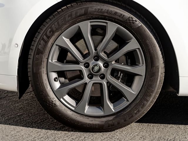Used 2024 Fuji White Land Rover Dynamic SE image 11