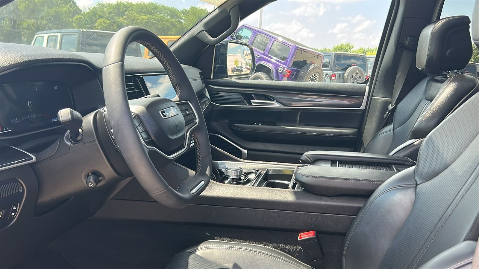 Used 2024 Gray Jeep Base image 11