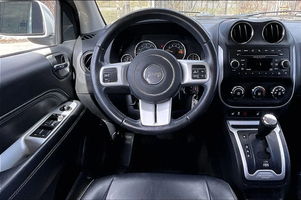Used 2016 White Jeep Latitude image 4