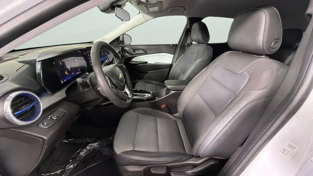 Used 2025 Summit White Chevrolet LT image 17