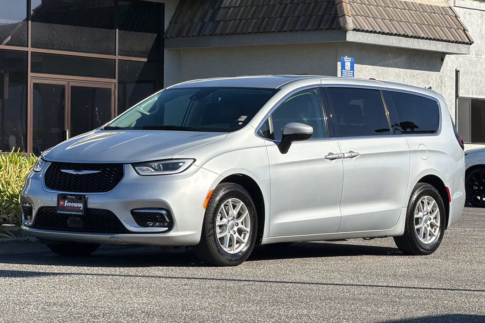 Used 2023 Silver Chrysler Touring L image 9