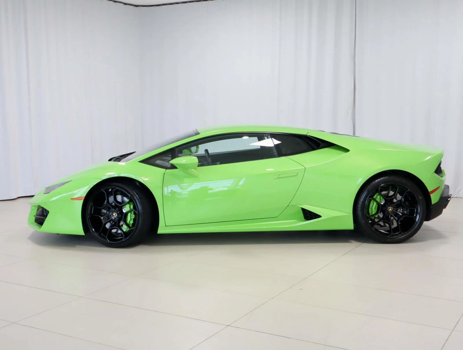 Used 2018 Verde Mantis Pearl Effect Lamborghini RWD Coupe image 2