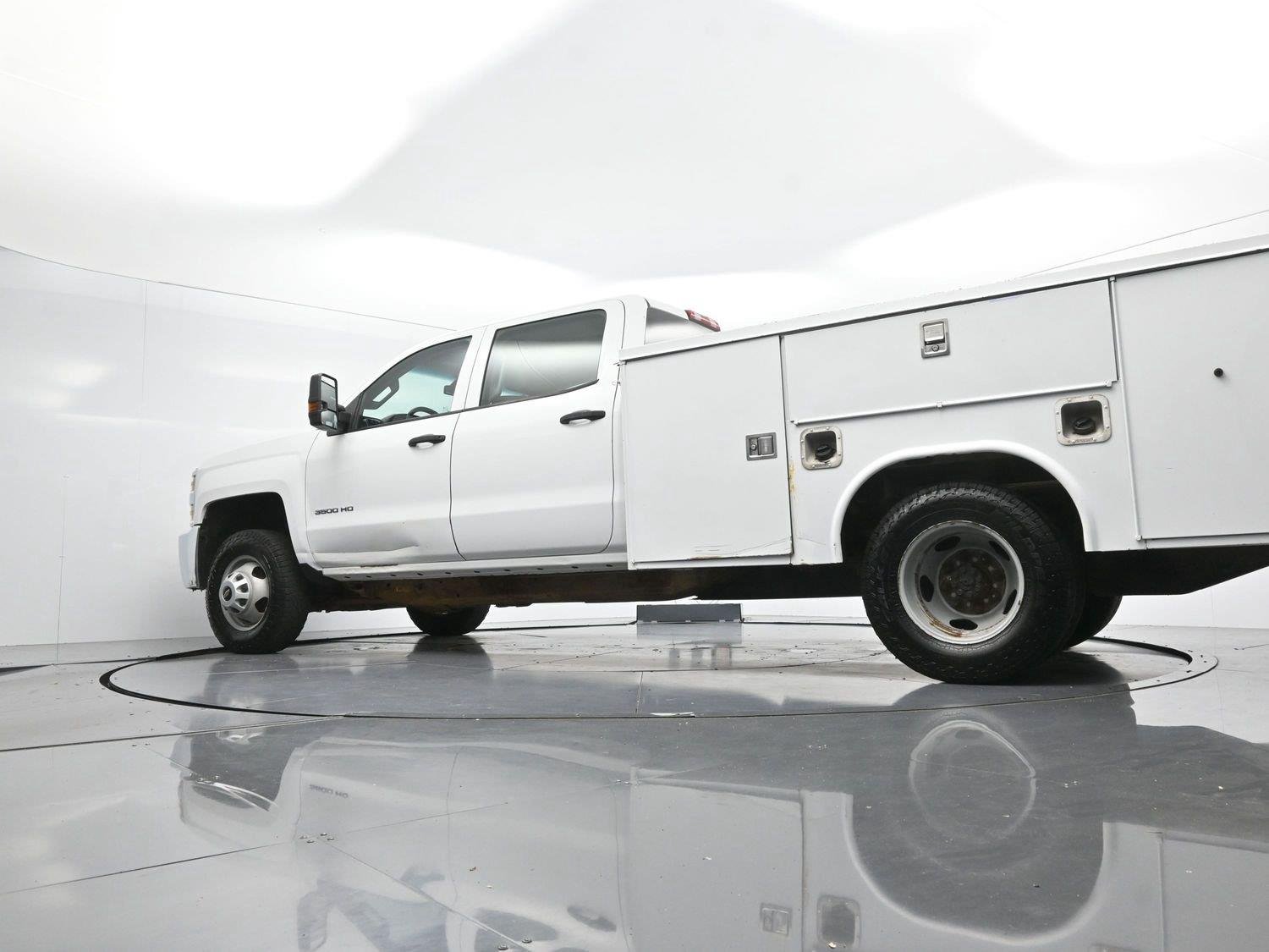 Used 2019 SUMMIT WHITE Chevrolet WT image 45