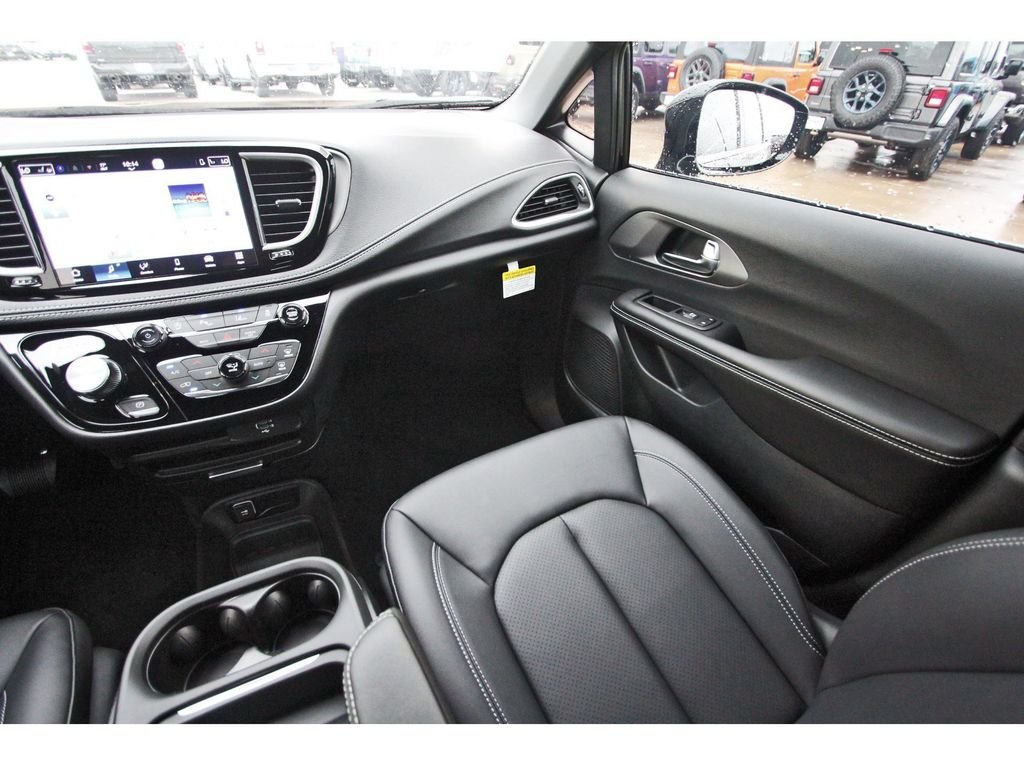 New 2027 Diamond Black Crystal Pearl-Coat Exterior Paint Chrysler Select image 9
