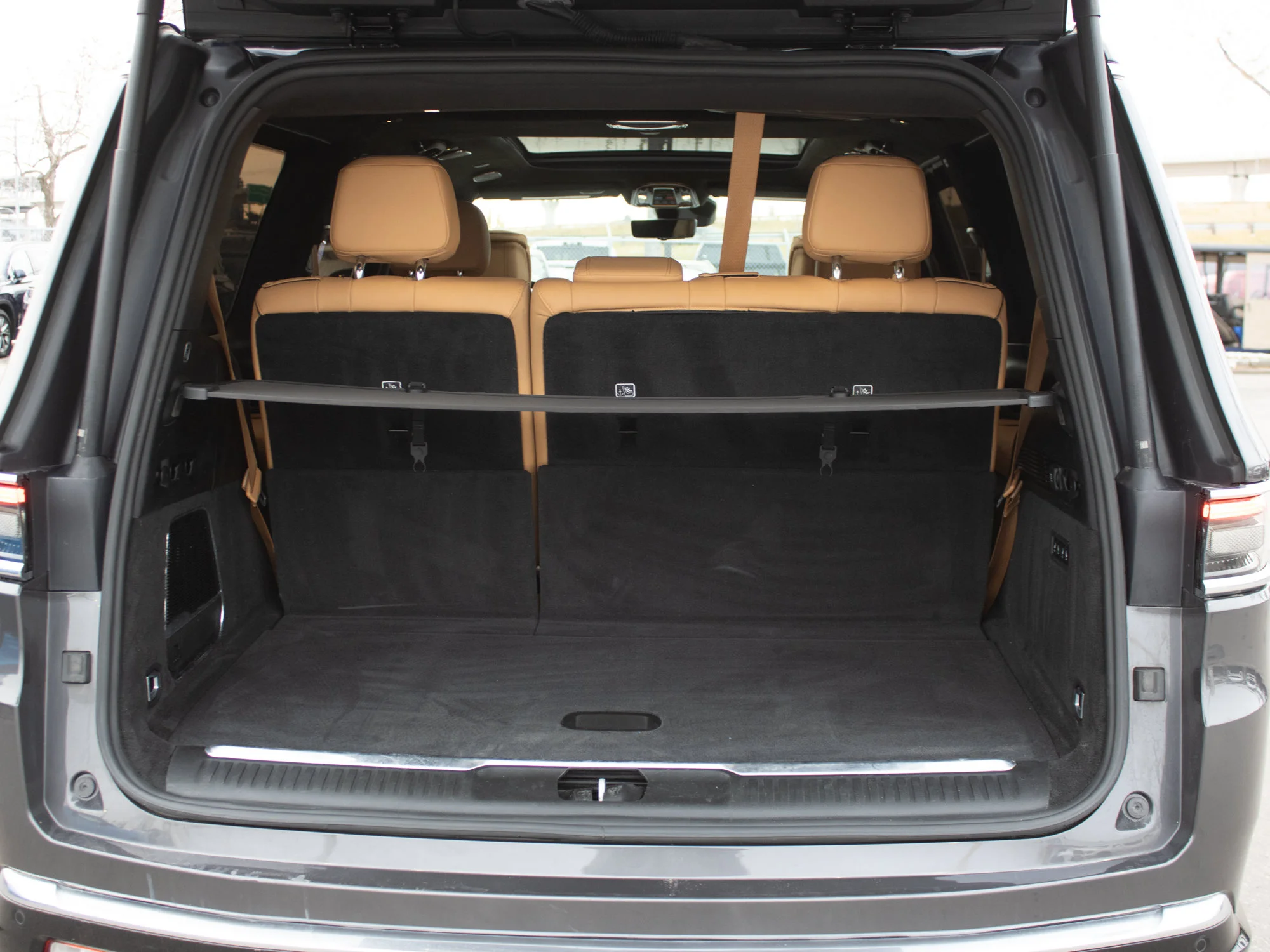 Used 2022 Grey Jeep Series III* 4x4, Massaging Heated/Ventilated Seats, Rear-Seat Entertainment Group, Panoramic Roof image 16